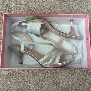 Nina Women’s Silver Glitter Crystal Slingback Mid-heel evening sandal size 7.5
